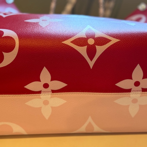 LOUIS VUITTON 
Monogram Giant Onthego GM Rouge Rose - Picture 3 of 6